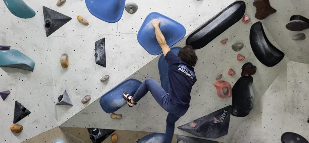 Konrad Wspinający Się Po Niebieskim Boulderze Na Skarpie Bytom